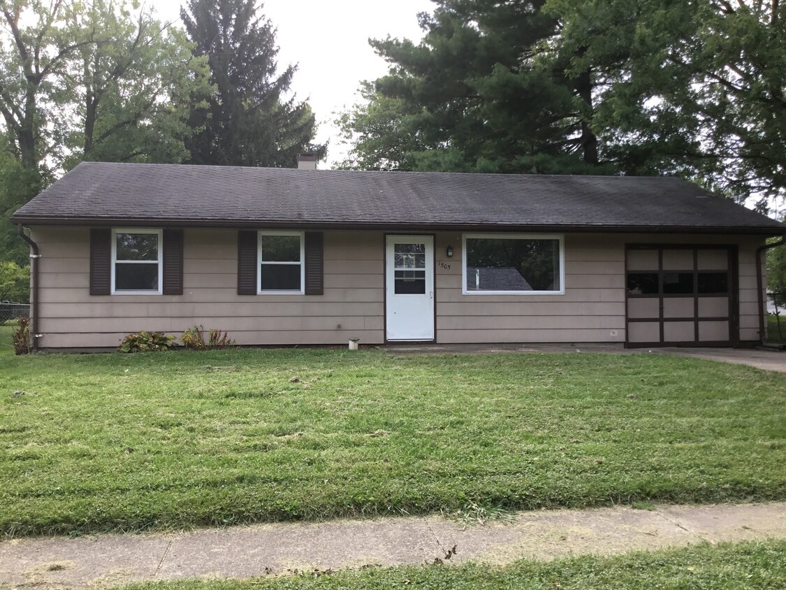 Primary Photo - 3 bed 1 bath house with Fenced in Back Yar...