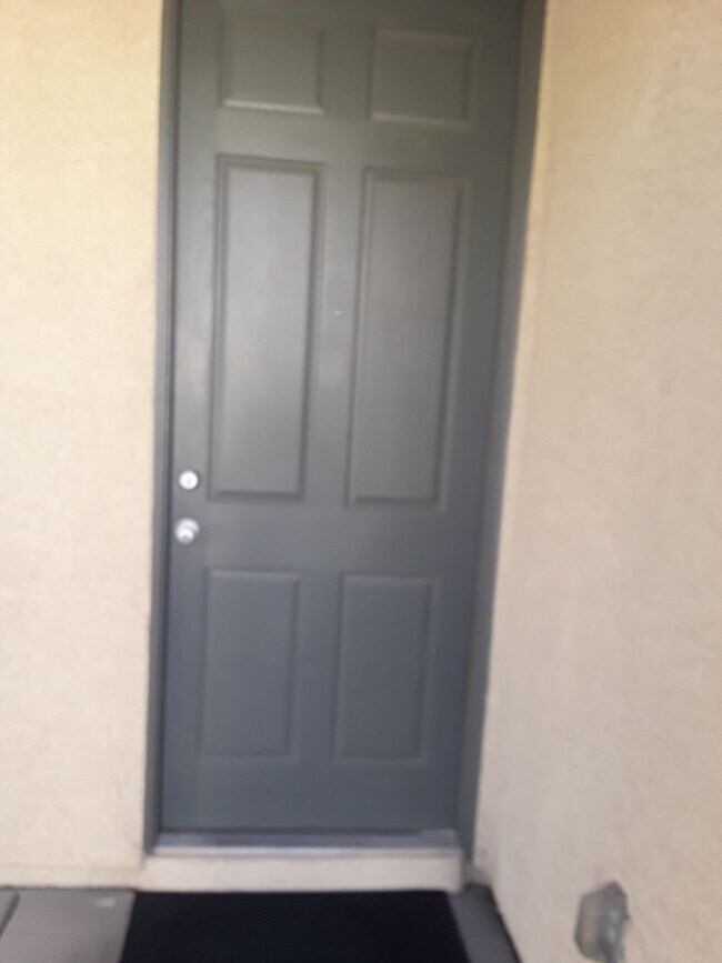 Building Photo - N. W. NEW PAINT!  NEW FLOORING!  NEW FRIDGE!