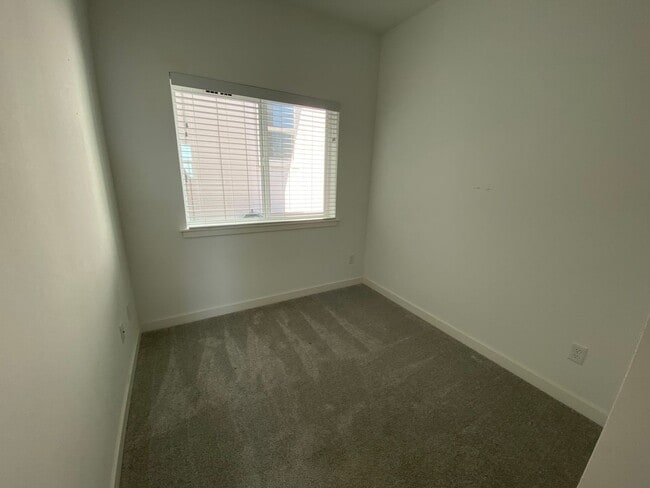 Building Photo - 3 Bedroom Close to Town