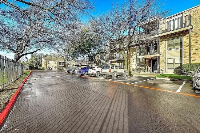 Foto del edificio - Room in Condo on Skillman St