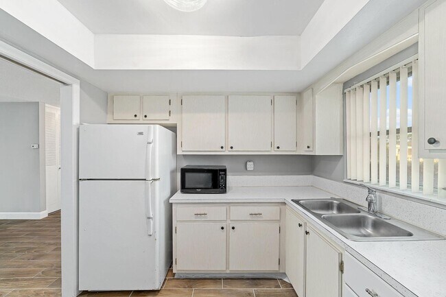 Building Photo - 2567 Dudley Dr W