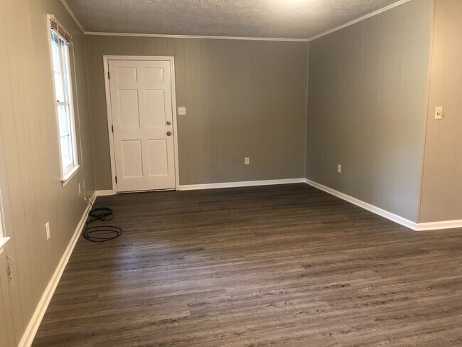 Building Photo - 515 Chateau Dr SE