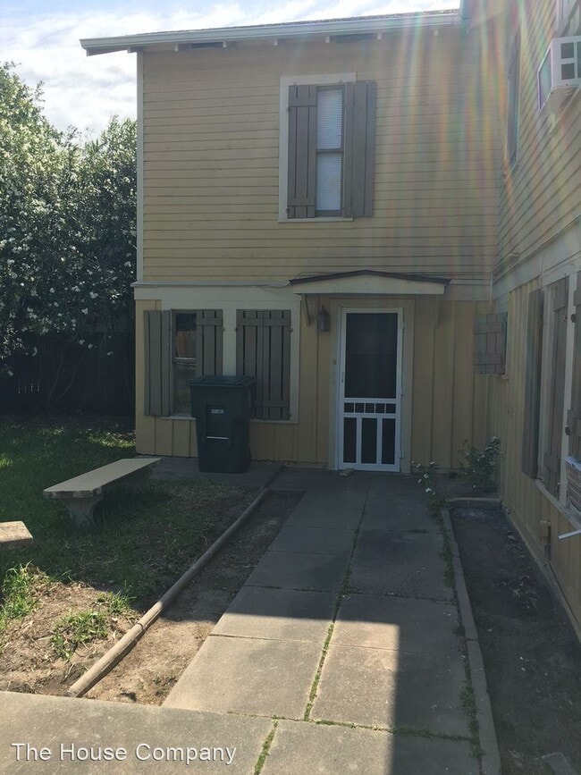 Building Photo - 1 br, 1 bath Apartment - 1819 37th, Down