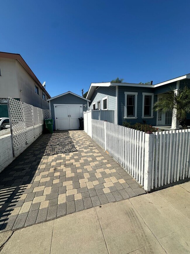 Foto del edificio - Quaint Craftsman House w/Garage, fenced yard, available now for 1 year lease to start!!!