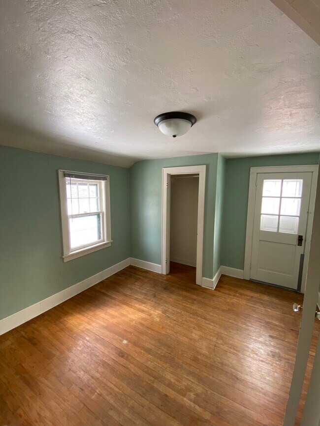 Upstairs Bd. 2 (SE) - 1014 Broadway St N
