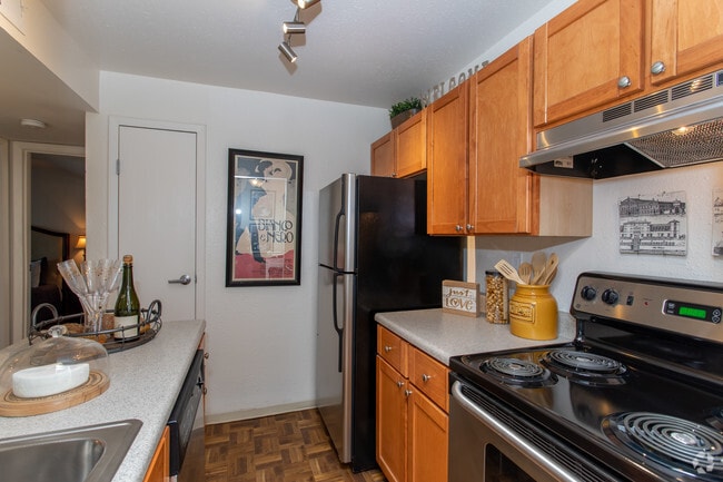 2BR, 1BA - 779 SF Model - Pavilion