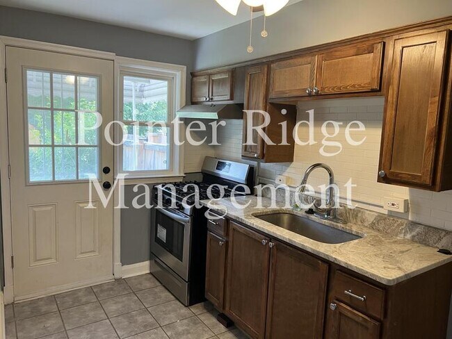 Building Photo - 3805 Ravenwood Ave