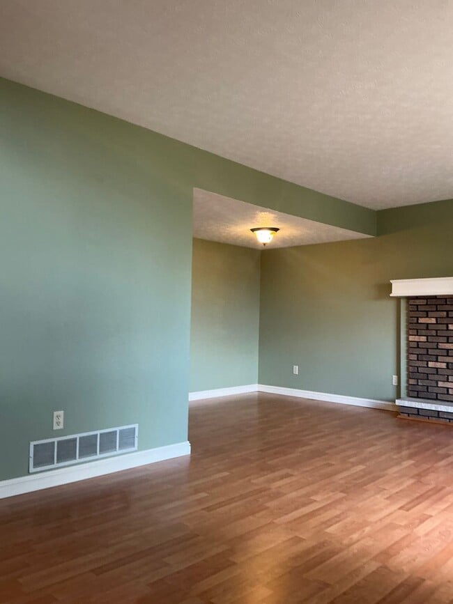 Building Photo - Townhome - 3 Bedroom/ 2.5 Bathroom - Avail...