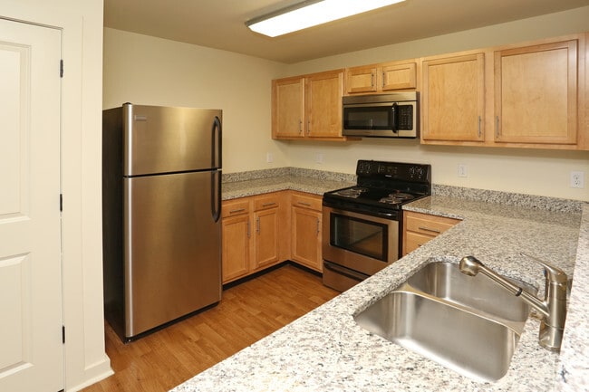 1BR, 1BA - 665 SF - Kitchen - Lakewood Park Apartments