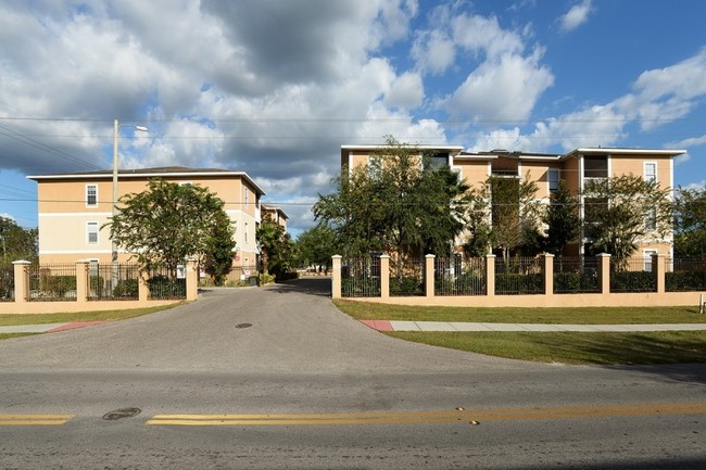 Building Photo - Tampa Palms