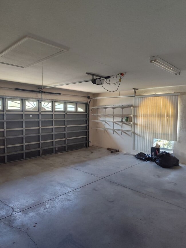 Building Photo - Oak Crest – 4BR/3BA Home with Covered Pati...