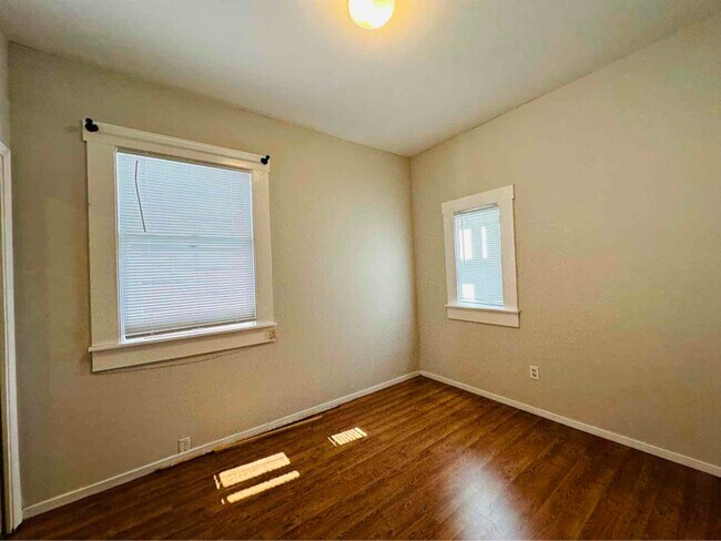 Building Photo - 23 Varennes St