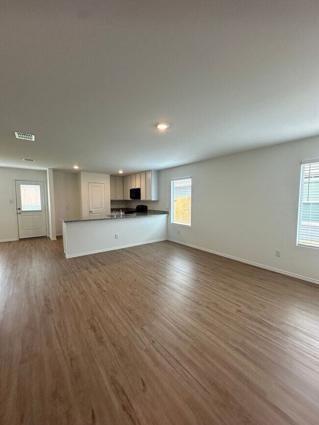 Living - 1128 Ashwood Dr