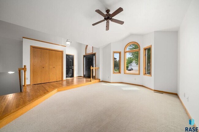 Building Photo - Charming Multi-Level Home! Large Backyard,...