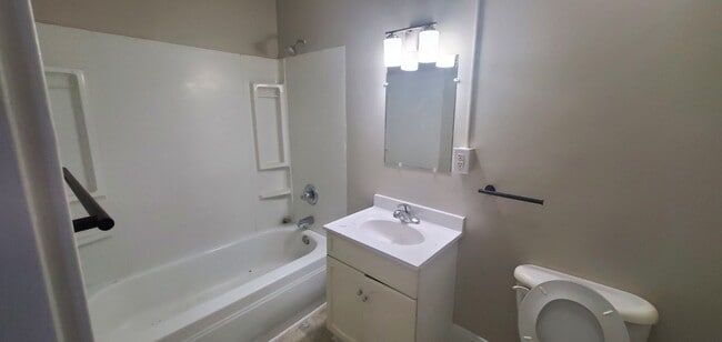 Building Photo - 527 Tedesco St