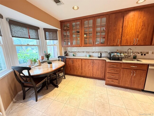 Building Photo - 21 Manors Dr