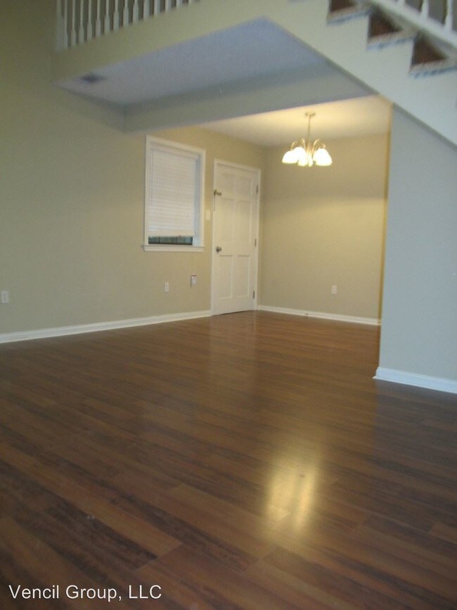 Building Photo - 641 Village Ln S