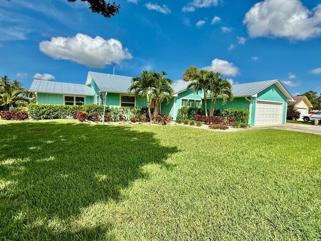 Foto del edificio - Palm City Home with Dock and Lift