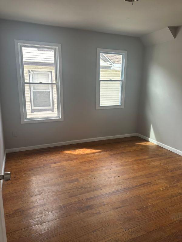 Foto del edificio - 220-222 Beardsley Street, 2nd Floor