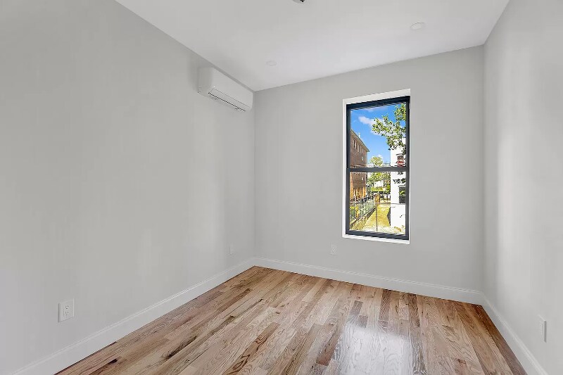 Foto del edificio - 687 Van Siclen Ave