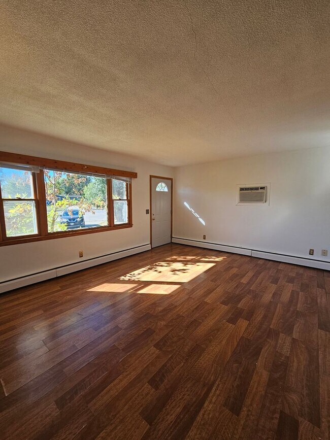Foto del edificio - 3 BD | 1 BA | HOUSE | ATTACHED GARAGE | SO...