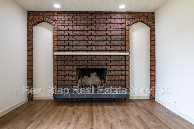 Building Photo - 2208-2285 85 St NW