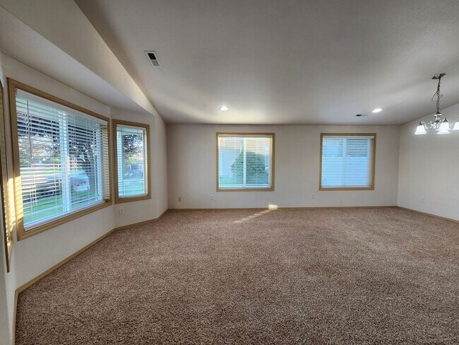 Foto del edificio - Spacious 3 bedroom/2 bath on Cul-de-Sac, 3...