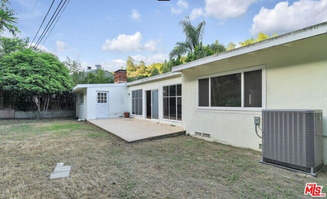 Building Photo - 1555 San Ysidro Dr