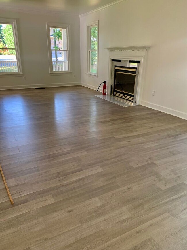 Building Photo - Two-Story Cape Cod- 3 Bed 2 Bath Greensbor...