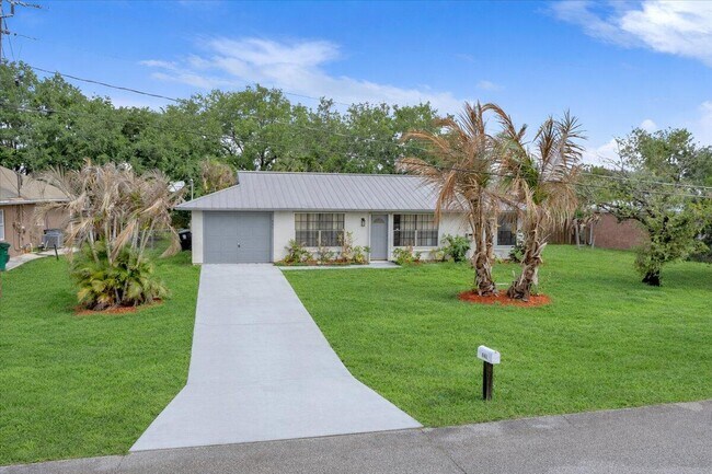 Building Photo - 841 NW Riverside Dr