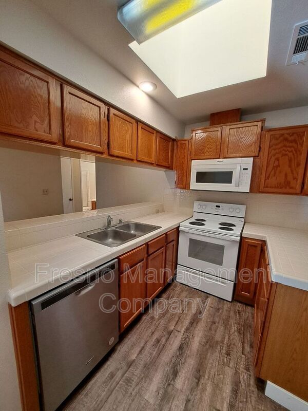 Building Photo - 7040 N Thorne Ave