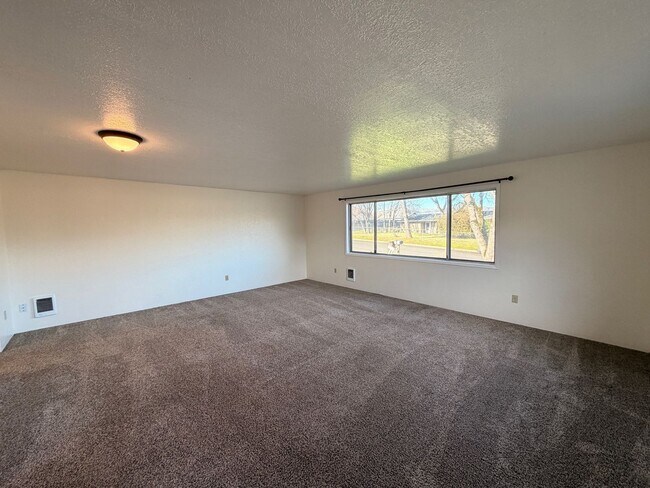 Building Photo - 104-114 SW Chandler Dr