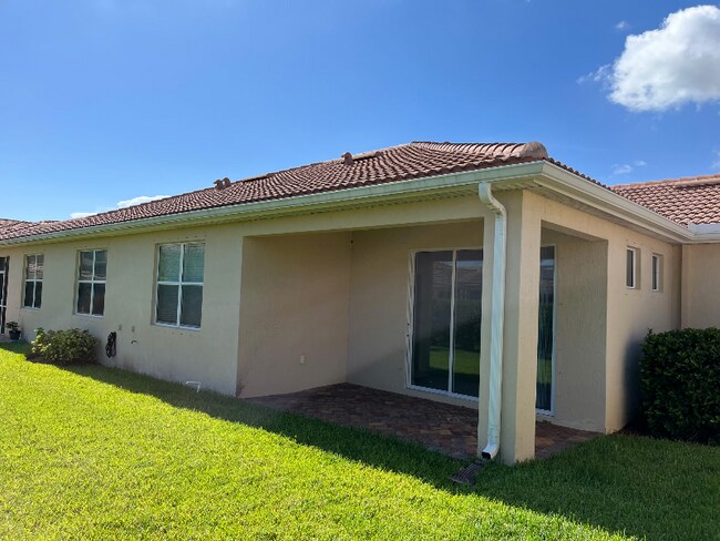 Building Photo - 250 Provence Pl