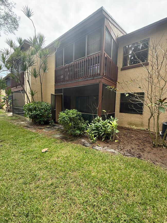 Building Photo - 1303 Lakeview Dr E