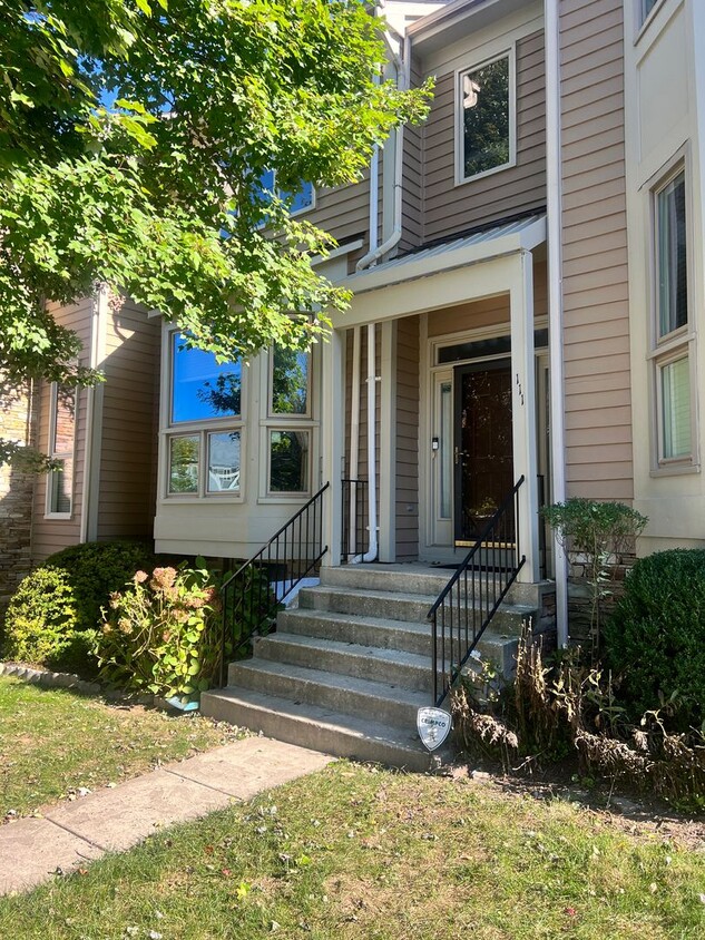 Foto principal - Spacious 4-Bedroom, 3.5-Bath Row House wit...