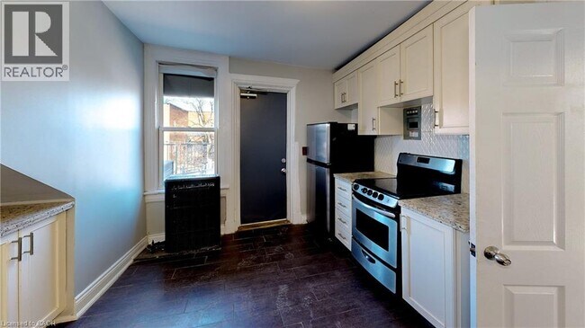 Building Photo - 477 King St E