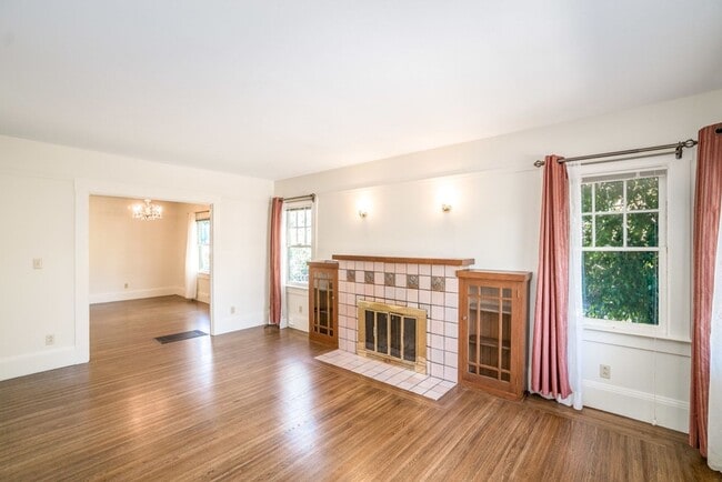 Building Photo - 1537 Court St