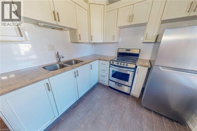 Building Photo - 477 King St E