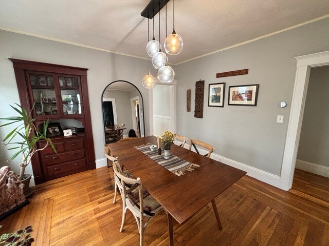 Comedor - 24 Teele Ave