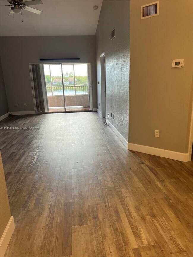 Foto del edificio - 2880 N Oakland Forest Dr