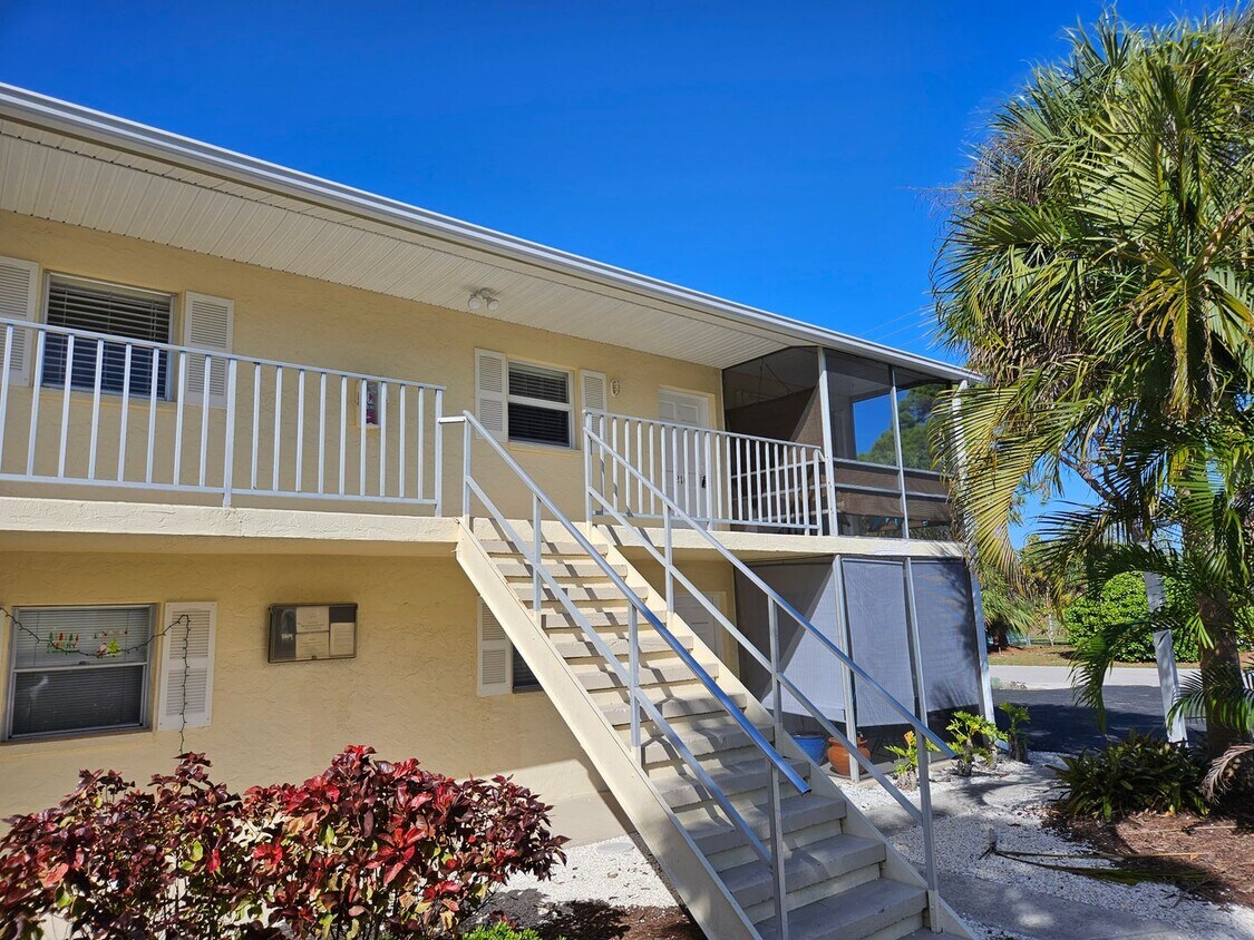 Foto principal - Annual Unfurnished 2nd Floor Condo For Ren...