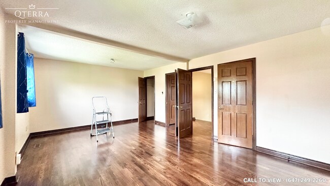 Building Photo - 1-17 Ashburn Cres