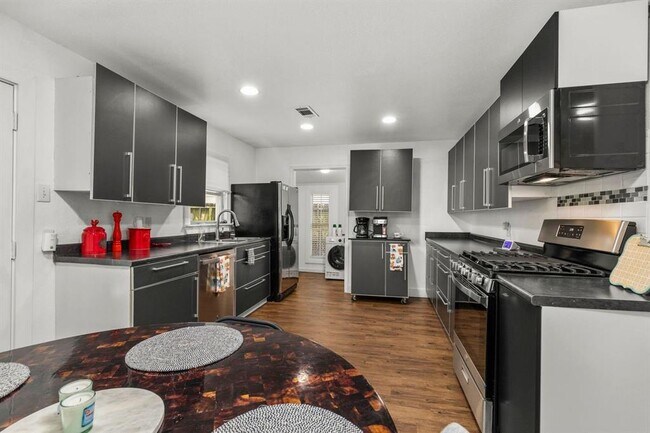 Foto del edificio - 5808 Community Dr