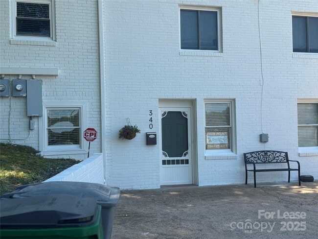 Foto del edificio - 340 Hollis Rd