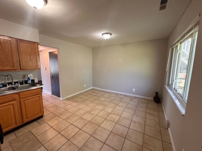 Building Photo - MUST SEE!