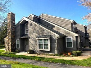 Building Photo - 40 Roxbury Ct