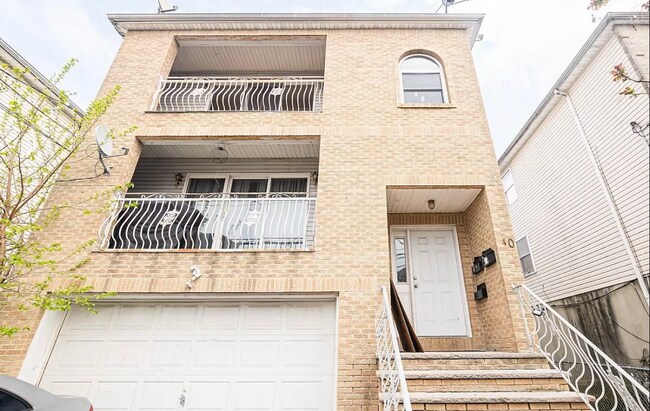 Building Photo - 41 Wainwright St