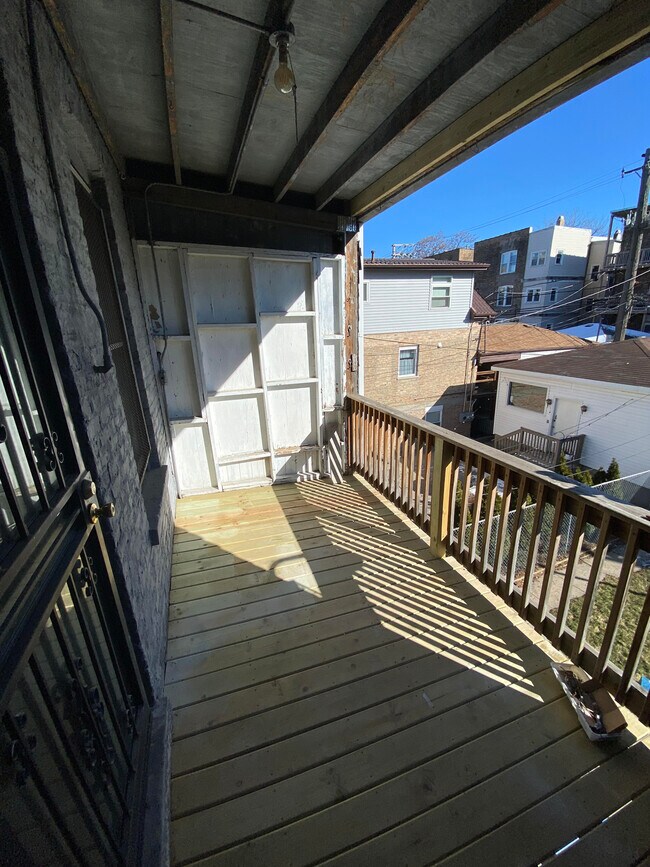 Foto del edificio - 2443 W Augusta Blvd