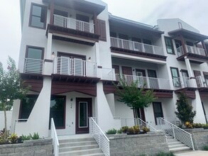 Building Photo - 946 Highland Ave