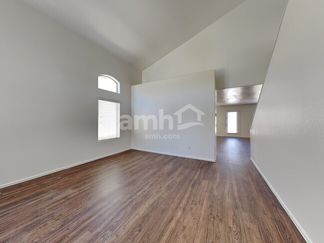 Building Photo - 446 E Kelsi Ave